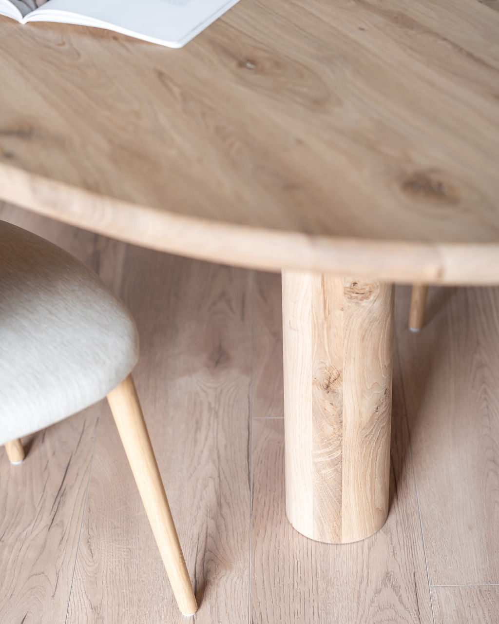Organische eiken eettafel rondo