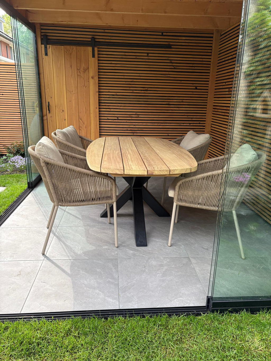Deens ovale Iroko tuintafel met matrixpoot
