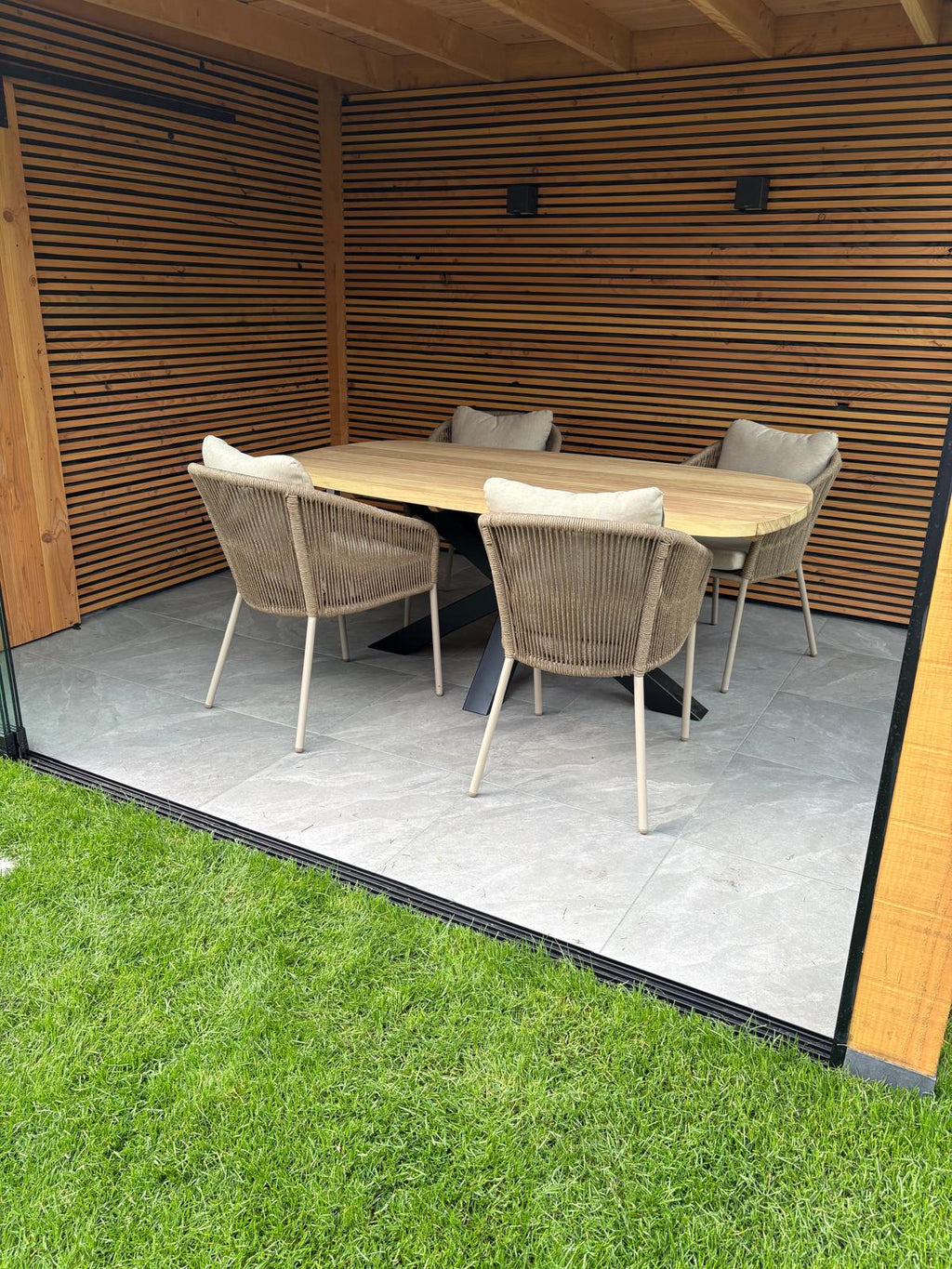 Deens ovale Iroko tuintafel met matrixpoot