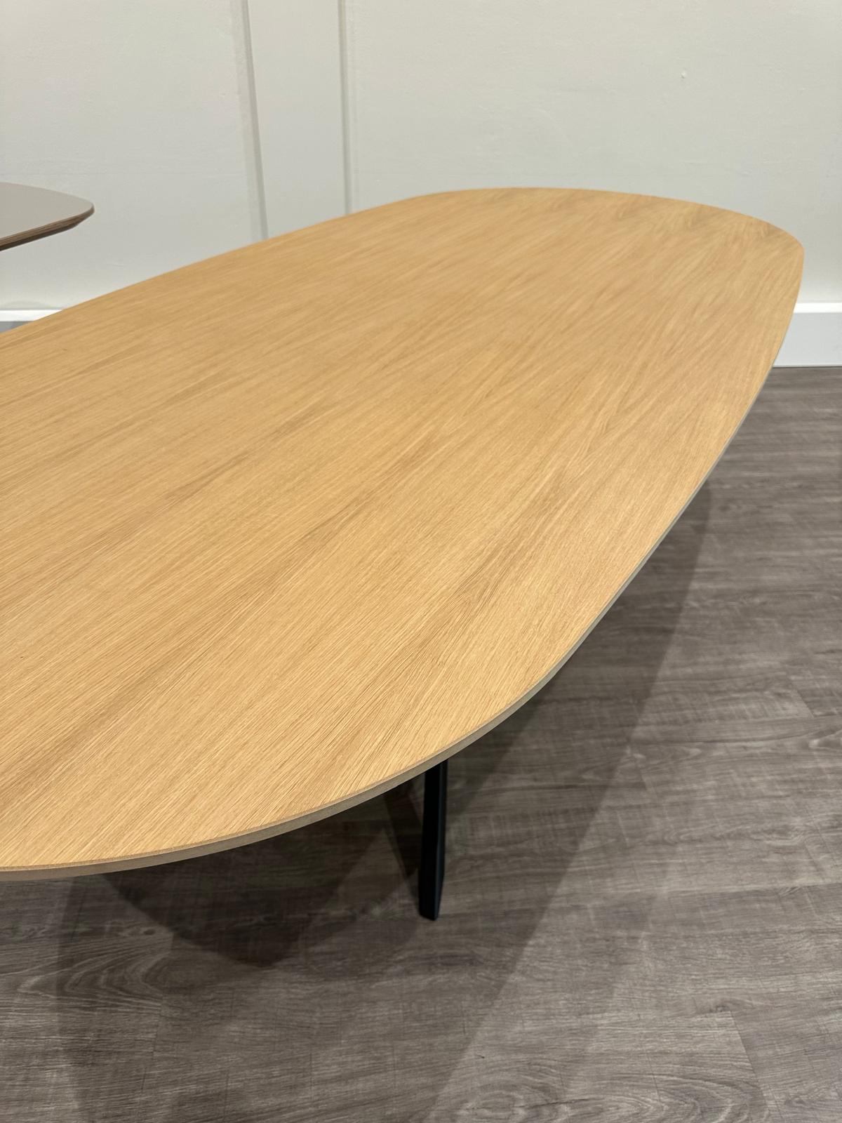 Deens ovale eiken fineer eettafel 240 x 110 cm - SHOWMODEL