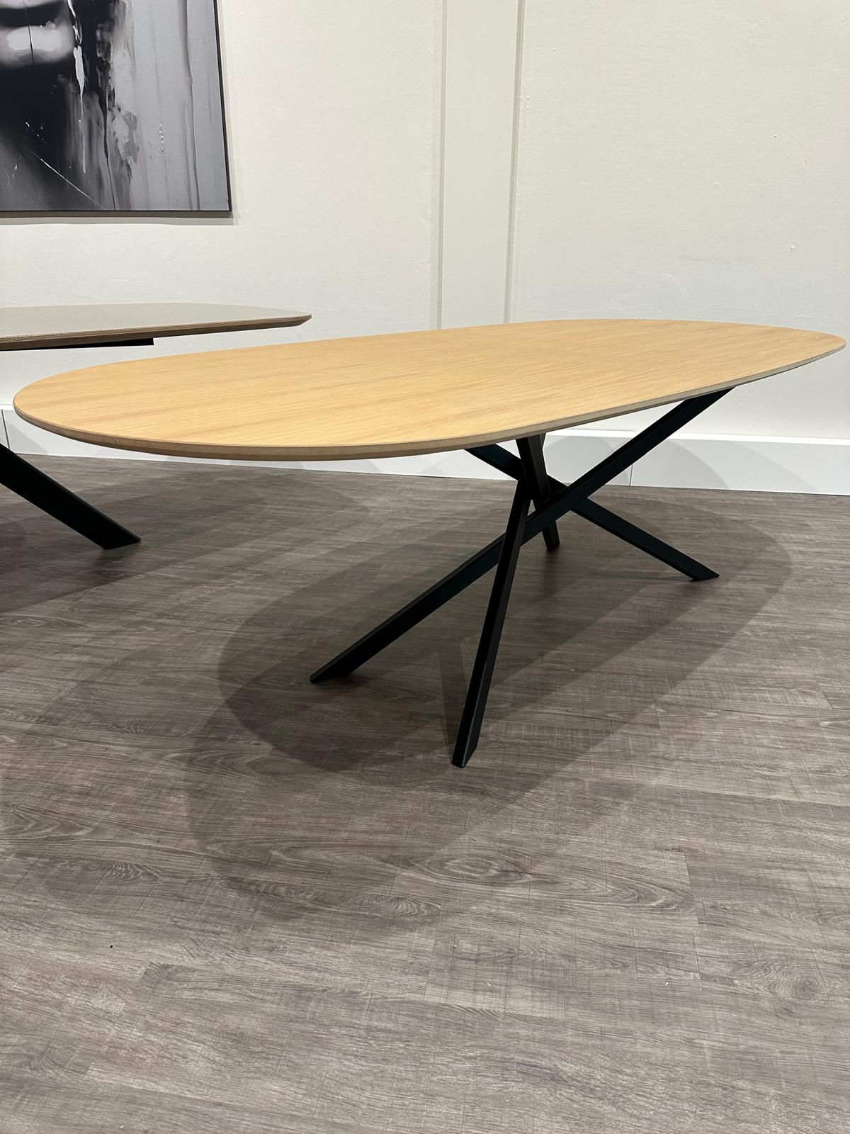 Deens ovale eiken fineer eettafel 240 x 110 cm - SHOWMODEL