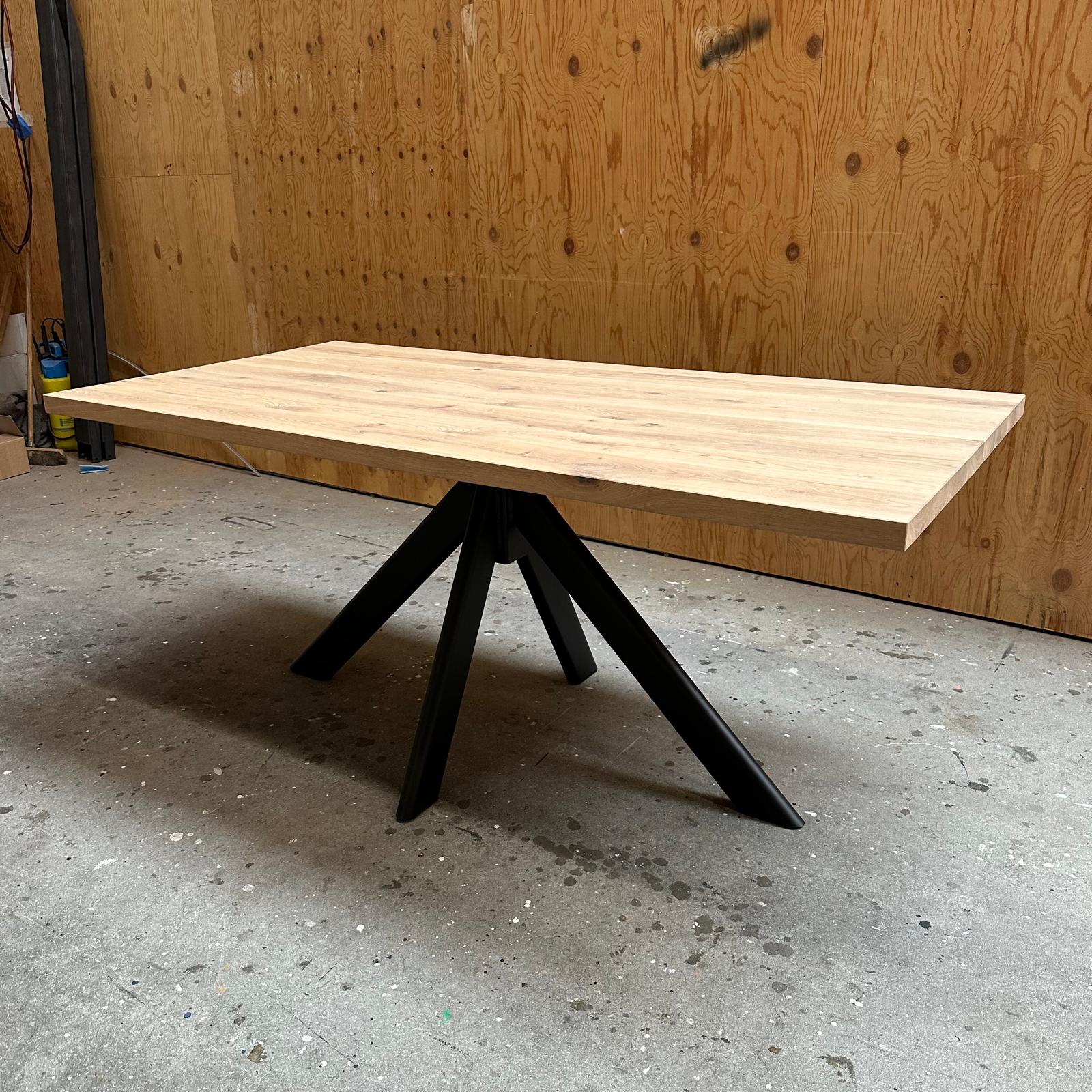 Rechthoekige eiken eettafel - SHOWMODEL