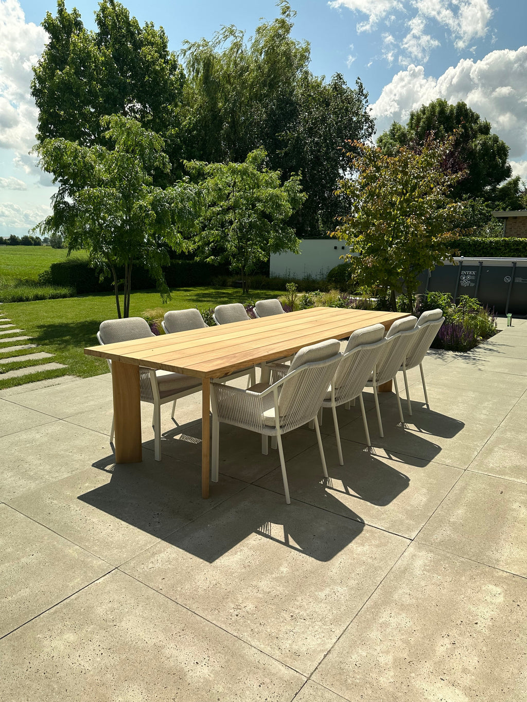iroko tuintafel Mika en 8 tuinstoelen liv wit