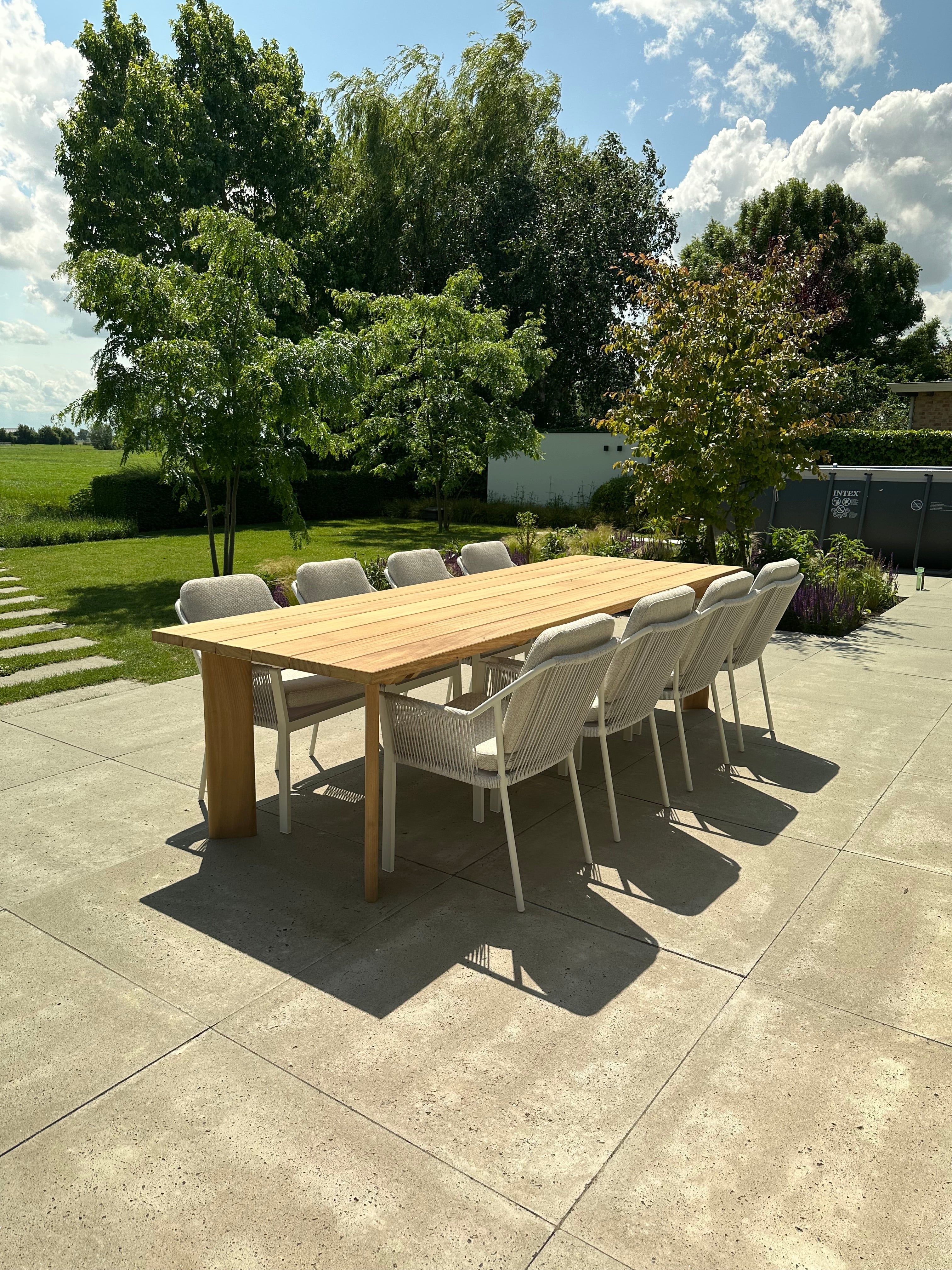iroko tuintafel Mika en 8 tuinstoelen liv wit