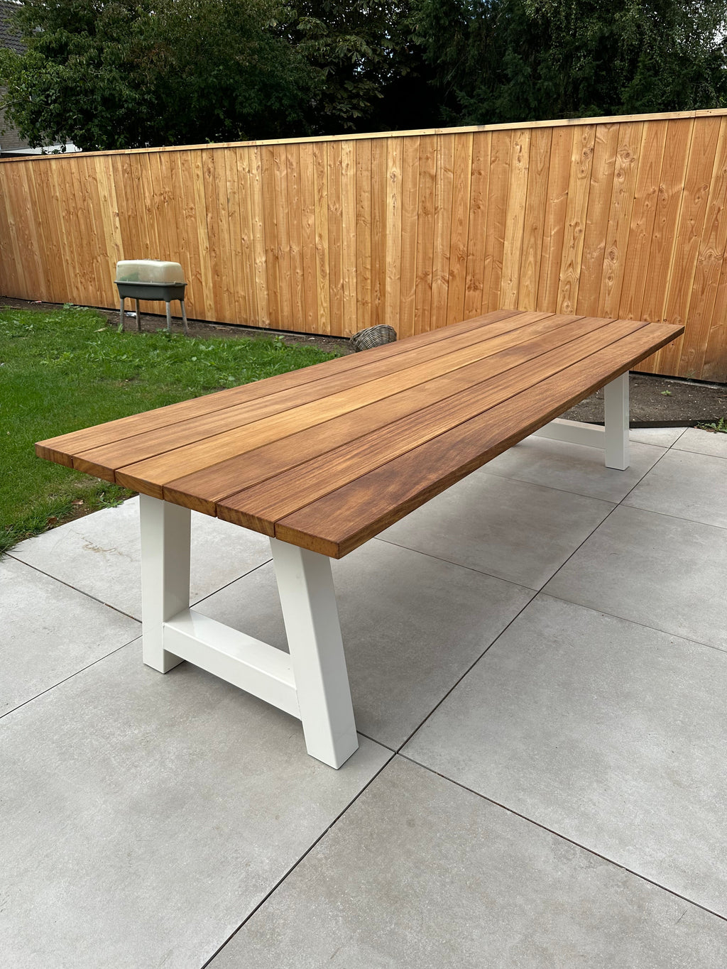Iroko hardhouten tuintafel A-poten wit