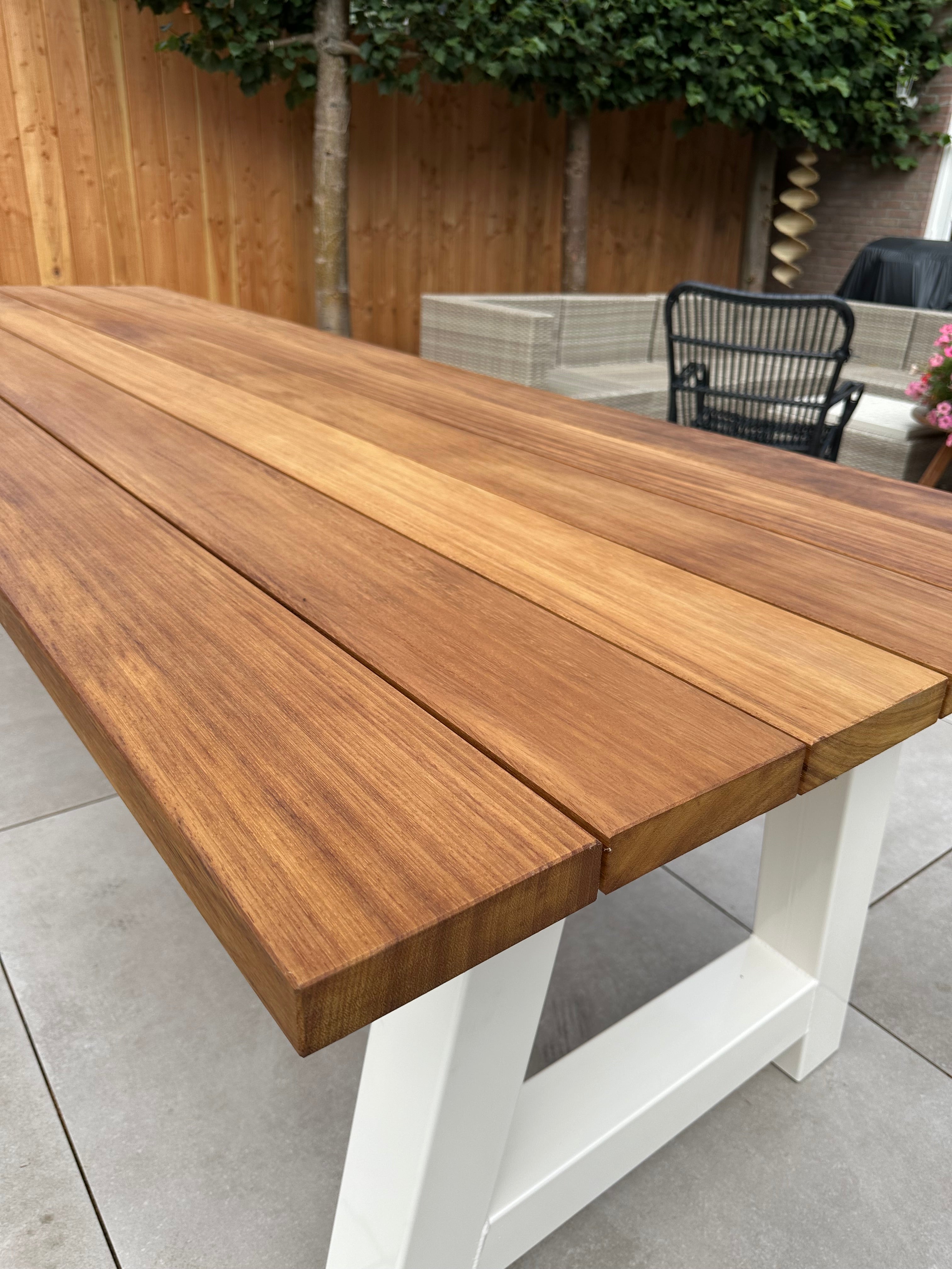 Iroko hardhouten tuintafel A-poten wit