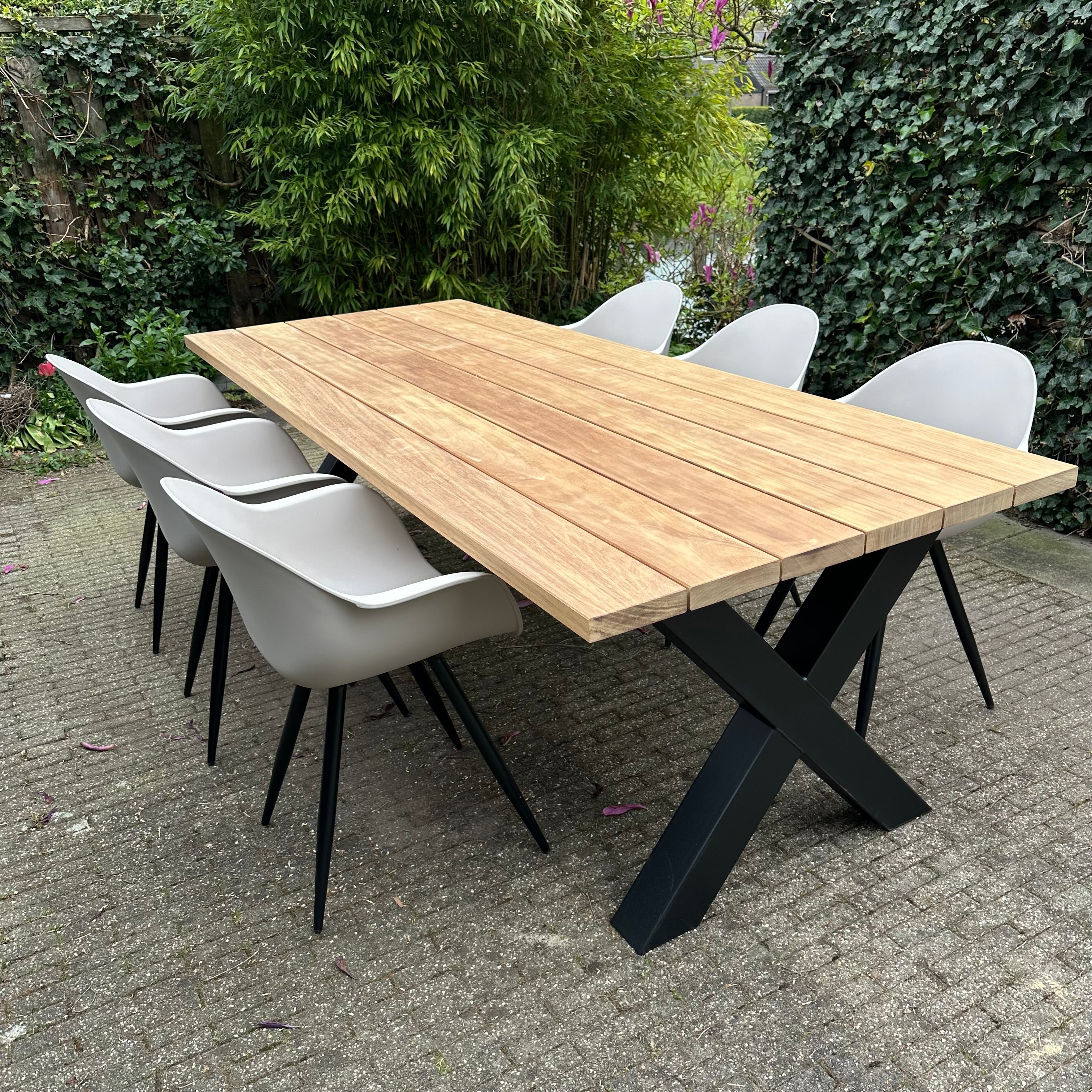Iroko hardhouten tuintafel X-poten