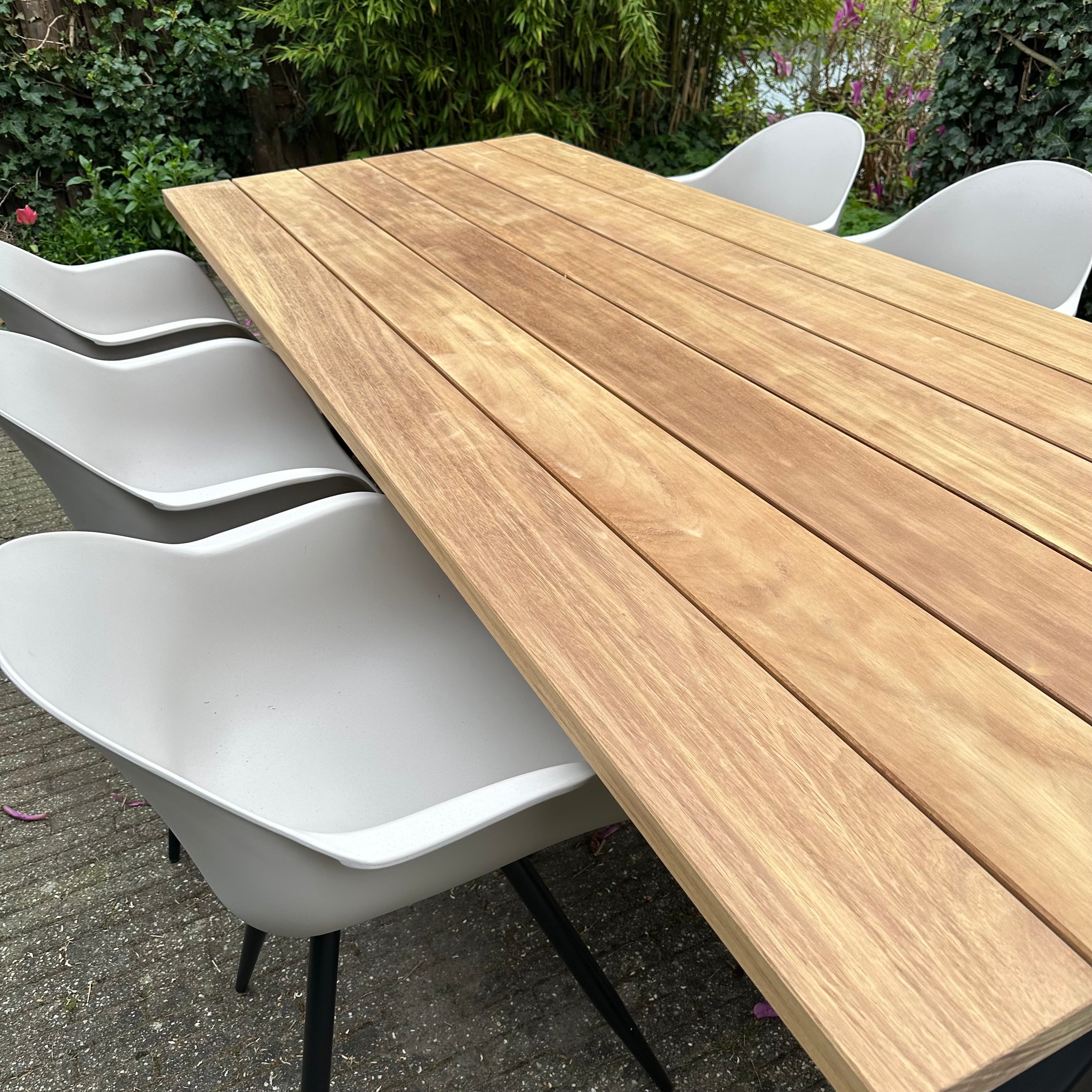 Iroko hardhouten tuintafel X-poten