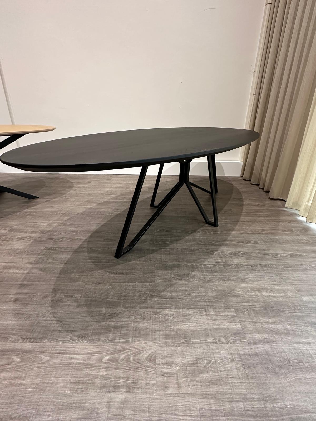 Ovale zwarte eiken eettafel 260 x 120 cm - SHOWMODEL