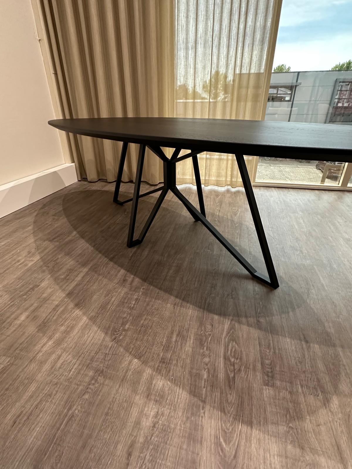 Ovale zwarte eiken eettafel 260 x 120 cm - SHOWMODEL