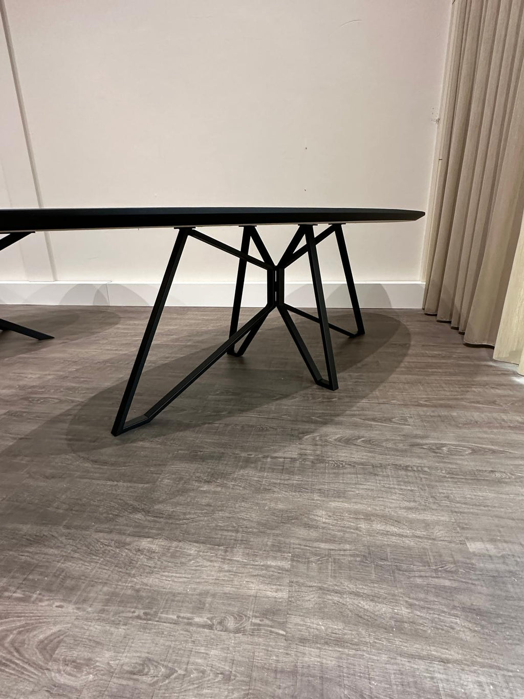 Ovale zwarte eiken eettafel 260 x 120 cm - SHOWMODEL