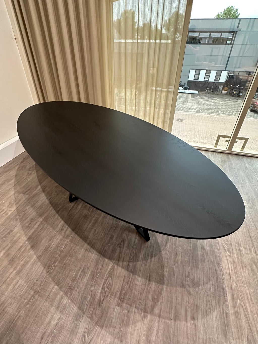 Ovale zwarte eiken eettafel 260 x 120 cm - SHOWMODEL